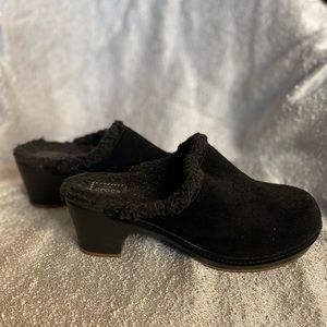 CROCS Black Suede Clogs with padded Faux Fur lined interior‎ Size W7